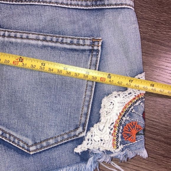 Others Follow Women Denim Cut Off Flower Embroidered Crochet Blue Jean Size 26 - Picture 10 of 10